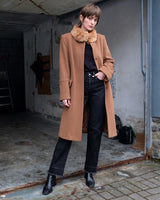 Get ready to slay the Y2k trend with this brown woolmix spring coat! Featuring a luxurious real fur collar, this coat is for everyone who loves to be elegant.