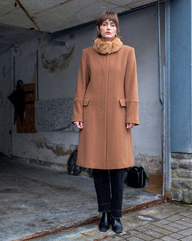 Get ready to slay the Y2k trend with this brown woolmix spring coat! Featuring a luxurious real fur collar, this coat is for everyone who loves to be elegant.
