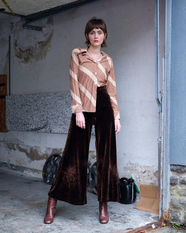 Get groovy with this vintage 70s brown dotted blouse in XS! Bring some playful vibes to your wardrobe with this unique throwback piece.