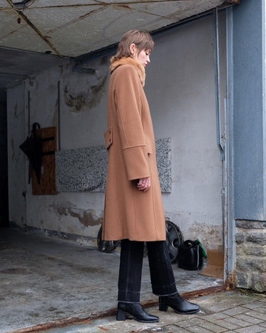 Get ready to slay the Y2k trend with this brown woolmix spring coat! Featuring a luxurious real fur collar, this coat is for everyone who loves to be elegant.