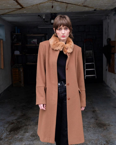 Get ready to slay the Y2k trend with this brown woolmix spring coat! Featuring a luxurious real fur collar, this coat is for everyone who loves to be elegant.