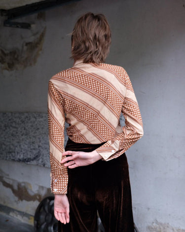 Get groovy with this vintage 70s brown dotted blouse in XS! Bring some playful vibes to your wardrobe with this unique throwback piece.