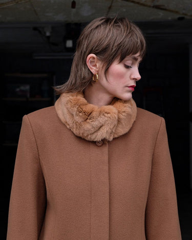 Get ready to slay the Y2k trend with this brown woolmix spring coat! Featuring a luxurious real fur collar, this coat is for everyone who loves to be elegant.