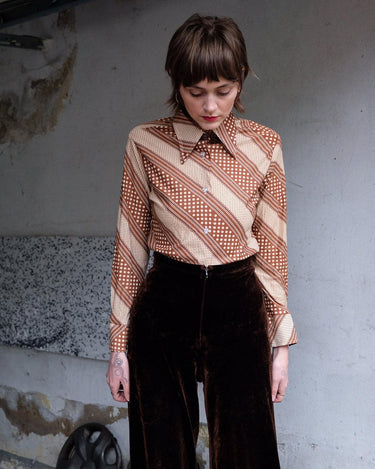 Get groovy with this vintage 70s brown dotted blouse in XS! Bring some playful vibes to your wardrobe with this unique throwback piece.