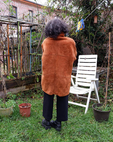 Cuddle up in this vintage '80s brown shearling coat with signature shoulder pads (removable shoulder pads)! With its cozy shearling material, you'll feel like you're getting a hug, all the time! Oh did you already see the special buttons?