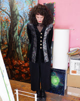 Look sleek in this vintage 80s velvet shirt (thin)! Its black velvet fabric is adorned with a light, transparent shimmering application, adding a subtle glimmer to your look. Ready for some sparkle?