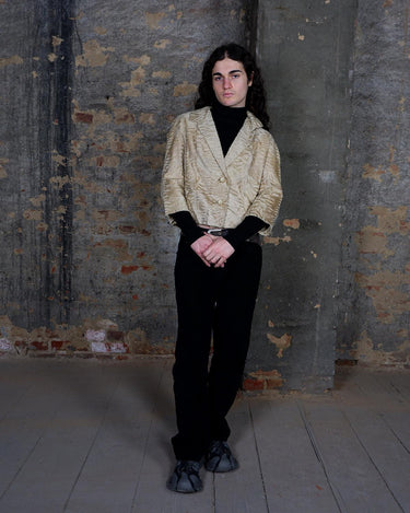 Bring some serious sass to your wardrobe with this fab vintage blazer! Crafted from real fur and showcasing 70s 80s flair, this beige spring blazer is the perfect mix of elegance and playfulness.