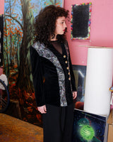 Look sleek in this vintage 80s velvet shirt (thin)! Its black velvet fabric is adorned with a light, transparent shimmering application, adding a subtle glimmer to your look. Ready for some sparkle?