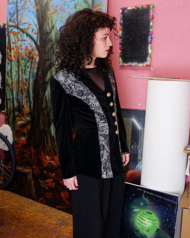 Look sleek in this vintage 80s velvet shirt (thin)! Its black velvet fabric is adorned with a light, transparent shimmering application, adding a subtle glimmer to your look. Ready for some sparkle?