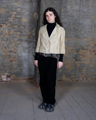 Bring some serious sass to your wardrobe with this fab vintage blazer! Crafted from real fur and showcasing 70s 80s flair, this beige spring blazer is the perfect mix of elegance and playfulness.