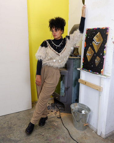 Cuddle up in this 90s vintage sweater, featuring a furry beige and dirty white design. The unique 1/2 sleeve style and attached shell add an extra touch of playful charm. We absolutely love this unique sweater! What about you?
