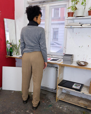 Get cozy in this vintage 90s grey lambswool angora turtleneck sweater (thin), with a fun geometric pattern. Made with a mix of lambswool and angora and a bit polyamid, this sweater will keep you warm. Its long fit offers versatility and the turtleneck adds a touch of elegance. Perfect for chilly days!