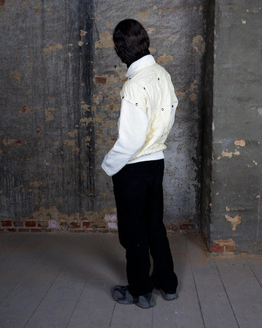 Rare 80s collab between French art rebel Castelbajac and Italian luxury label ICEBERG. A bold mix of soft knit sleeves and lightweight woven fabric, detailed with silver snaps and zip pockets. Playful, offbeat, and seriously collectible.