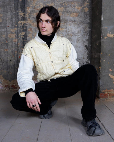 Rare 80s collab between French art rebel Castelbajac and Italian luxury label ICEBERG. A bold mix of soft knit sleeves and lightweight woven fabric, detailed with silver snaps and zip pockets. Playful, offbeat, and seriously collectible.