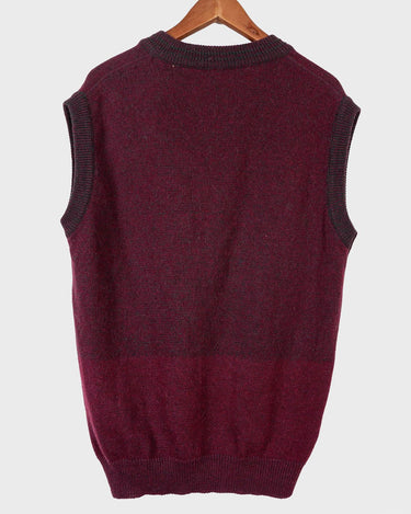 Lets talk vintage! This vintage 80s burgundy silipover is perfect for layering over a skirt! We love this combo! Who's next?