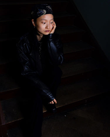This Vintage 80s black leather jacket is the ultimate classic, complete with press buttons, structured vibes, and smooth leather.
