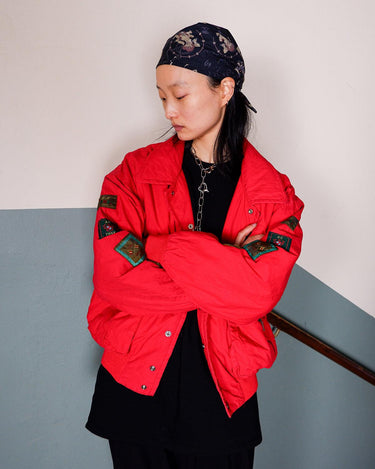 This vintage 90s light padded red bomber fit jacket is perfect for adding a pop of color to any outfit. And did you see the floral lining? How fun and unique, right?