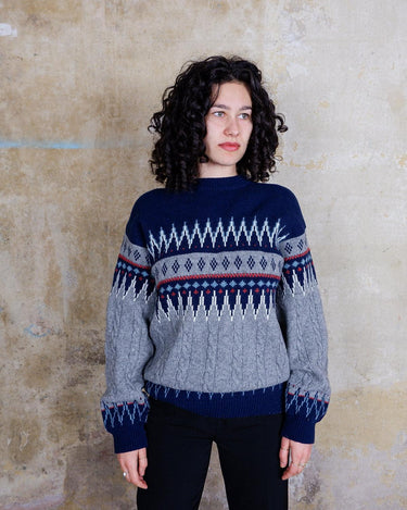 Introducing this vintage 90s multi color sweater, perfect for a laid back look with its geometric pattern! 