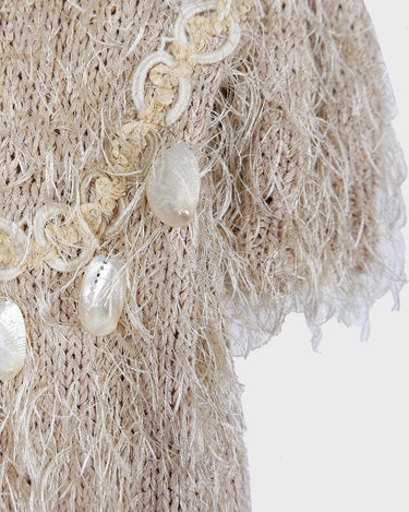 Cuddle up in this 90s vintage sweater, featuring a furry beige and dirty white design. The unique 1/2 sleeve style and attached shell add an extra touch of playful charm. We absolutely love this unique sweater! What about you?