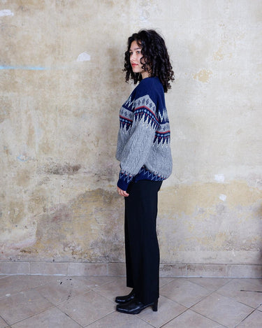 Introducing this vintage 90s multi color sweater, perfect for a laid back look with its geometric pattern! 