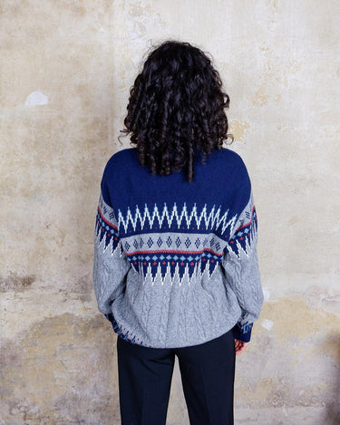 Introducing this vintage 90s multi color sweater, perfect for a laid back look with its geometric pattern! 