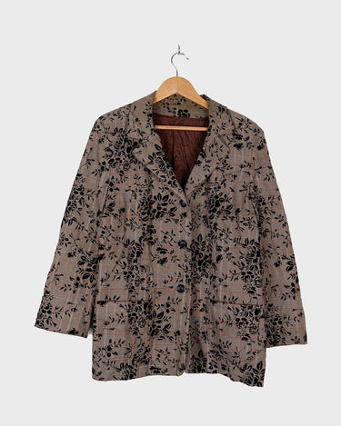 Unleash some vintage elegance with this 90s blazer featuring attached velvet flowers and light shoulder pads. Say goodbye to boring blazers and hello to a statement piece!