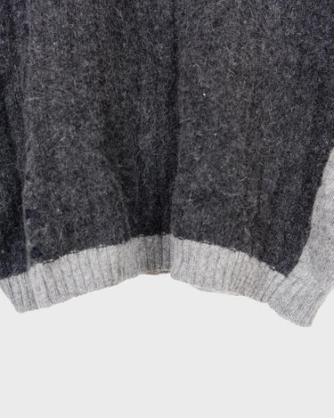Get cozy in this vintage 90s grey lambswool angora turtleneck sweater (thin), with a fun geometric pattern. Made with a mix of lambswool and angora and a bit polyamid, this sweater will keep you warm. Its long fit offers versatility and the turtleneck adds a touch of elegance. Perfect for chilly days!