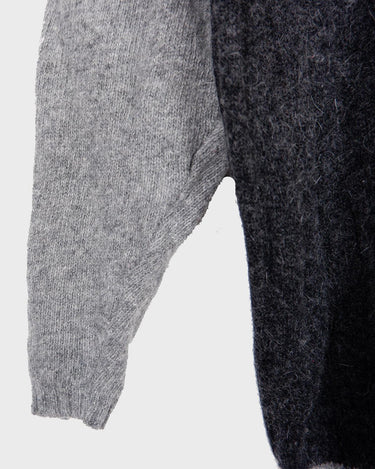 Get cozy in this vintage 90s grey lambswool angora turtleneck sweater (thin), with a fun geometric pattern. Made with a mix of lambswool and angora and a bit polyamid, this sweater will keep you warm. Its long fit offers versatility and the turtleneck adds a touch of elegance. Perfect for chilly days!