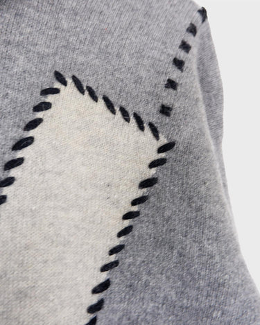 Get cozy in this vintage 90s grey lambswool angora turtleneck sweater (thin), with a fun geometric pattern. Made with a mix of lambswool and angora and a bit polyamid, this sweater will keep you warm. Its long fit offers versatility and the turtleneck adds a touch of elegance. Perfect for chilly days!