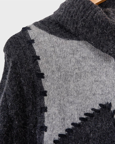 Get cozy in this vintage 90s grey lambswool angora turtleneck sweater (thin), with a fun geometric pattern. Made with a mix of lambswool and angora and a bit polyamid, this sweater will keep you warm. Its long fit offers versatility and the turtleneck adds a touch of elegance. Perfect for chilly days!