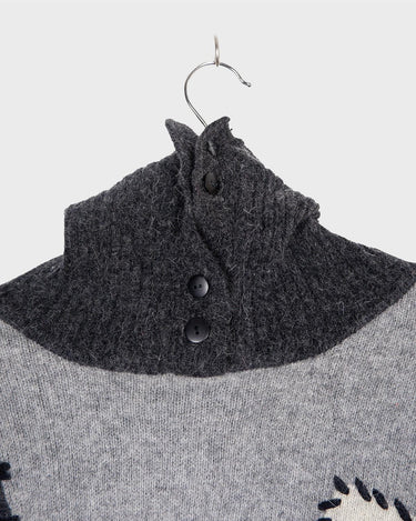 Get cozy in this vintage 90s grey lambswool angora turtleneck sweater (thin), with a fun geometric pattern. Made with a mix of lambswool and angora and a bit polyamid, this sweater will keep you warm. Its long fit offers versatility and the turtleneck adds a touch of elegance. Perfect for chilly days!