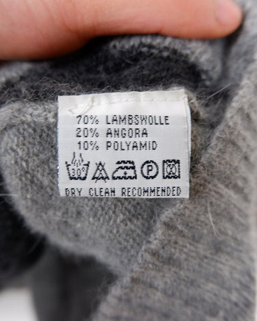 Get cozy in this vintage 90s grey lambswool angora turtleneck sweater (thin), with a fun geometric pattern. Made with a mix of lambswool and angora and a bit polyamid, this sweater will keep you warm. Its long fit offers versatility and the turtleneck adds a touch of elegance. Perfect for chilly days!