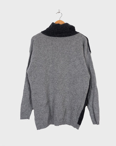 Get cozy in this vintage 90s grey lambswool angora turtleneck sweater (thin), with a fun geometric pattern. Made with a mix of lambswool and angora and a bit polyamid, this sweater will keep you warm. Its long fit offers versatility and the turtleneck adds a touch of elegance. Perfect for chilly days!