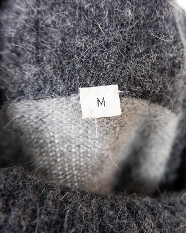Get cozy in this vintage 90s grey lambswool angora turtleneck sweater (thin), with a fun geometric pattern. Made with a mix of lambswool and angora and a bit polyamid, this sweater will keep you warm. Its long fit offers versatility and the turtleneck adds a touch of elegance. Perfect for chilly days!