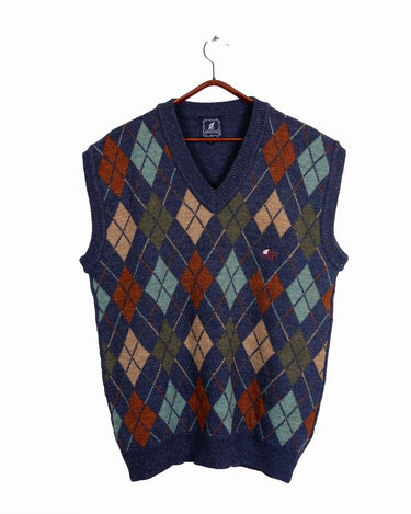 Introducing our Vintage 80s colorful argyle slipover! Stay cozy in this vintage slipover featuring a playful combination of colors and patterns.