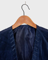 Introducing our latest obsession: a vintage 80s navy blue leather vest with unique stitching at the collar. Who doesn't love a good leather vest? Perfect for adding some edge to any outfit.