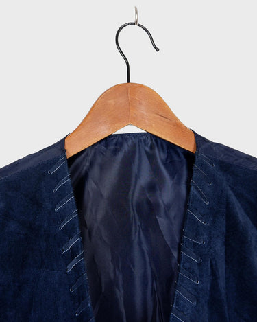Introducing our latest obsession: a vintage 80s navy blue leather vest with unique stitching at the collar. Who doesn't love a good leather vest? Perfect for adding some edge to any outfit.