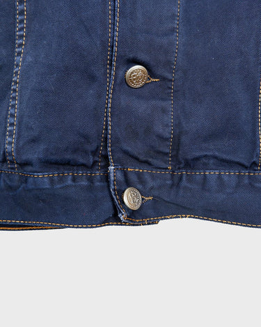 Timeless and effortlessly cool – this vintage dark blue denim jacket in size XXL is the ultimate unisex essential for oversized streetwear lovers. With its clean lines, strong silver buttons, and classic contrast stitching, it’s built for layering and everyday style. Whether you’re dressing it up or down, this jacket adds instant character to any outfit. Comfortable, durable, and easy to wear – your new go-to piece is right here.