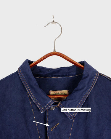 Timeless and effortlessly cool – this vintage dark blue denim jacket in size XXL is the ultimate unisex essential for oversized streetwear lovers. With its clean lines, strong silver buttons, and classic contrast stitching, it’s built for layering and everyday style. Whether you’re dressing it up or down, this jacket adds instant character to any outfit. Comfortable, durable, and easy to wear – your new go-to piece is right here.