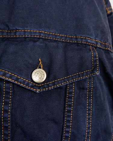 Timeless and effortlessly cool – this vintage dark blue denim jacket in size XXL is the ultimate unisex essential for oversized streetwear lovers. With its clean lines, strong silver buttons, and classic contrast stitching, it’s built for layering and everyday style. Whether you’re dressing it up or down, this jacket adds instant character to any outfit. Comfortable, durable, and easy to wear – your new go-to piece is right here.