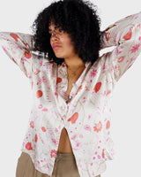 Get ready to fall in love with this vintage 80s romantic white blouse! Adorned with red and pink flowers and waving details, it's perfect for adding a elegance to your outfit.