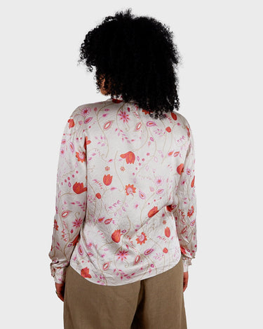 Get ready to fall in love with this vintage 80s romantic white blouse! Adorned with red and pink flowers and waving details, it's perfect for adding a elegance to your outfit.