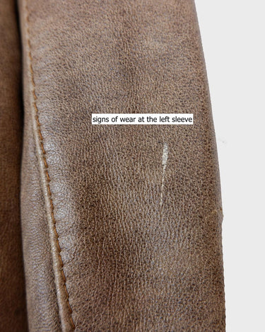 Introducing our must-have Vintage 80s brown/beige leather jacket (used look). It features shoulder pads for a structured look and adds a touch of 80s style to any wardrobe.