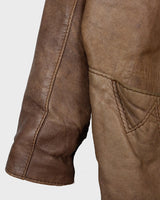 Introducing our must-have Vintage 80s brown/beige leather jacket (used look). It features shoulder pads for a structured look and adds a touch of 80s style to any wardrobe.