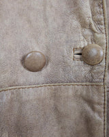 Introducing our must-have Vintage 80s brown/beige leather jacket (used look). It features shoulder pads for a structured look and adds a touch of 80s style to any wardrobe.