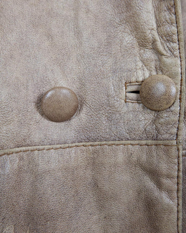 Introducing our must-have Vintage 80s brown/beige leather jacket (used look). It features shoulder pads for a structured look and adds a touch of 80s style to any wardrobe.