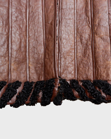 Looking for a statement piece? Look no further! This Vintage 80s brown leather coat with black real fur is a versatile addition to any wardrobe. Its unique design and edgy style make it perfect for you!