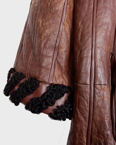 Looking for a statement piece? Look no further! This Vintage 80s brown leather coat with black real fur is a versatile addition to any wardrobe. Its unique design and edgy style make it perfect for you!