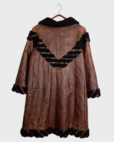 Looking for a statement piece? Look no further! This Vintage 80s brown leather coat with black real fur is a versatile addition to any wardrobe. Its unique design and edgy style make it perfect for you!