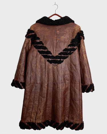 Looking for a statement piece? Look no further! This Vintage 80s brown leather coat with black real fur is a versatile addition to any wardrobe. Its unique design and edgy style make it perfect for you!